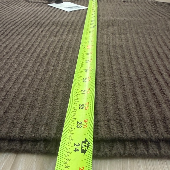 Tuckernuck Pomander Place Crewneck Sweater Olive Green Large NWT large - Picture 6 of 7